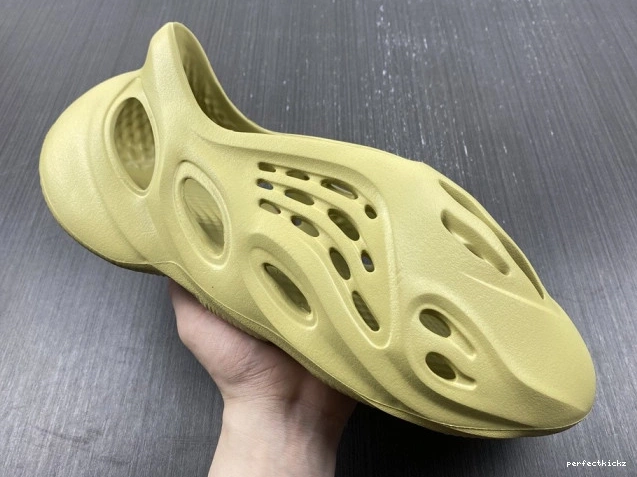 Sulfur RNNR Foam Adidas Yeezy GV6775 0813